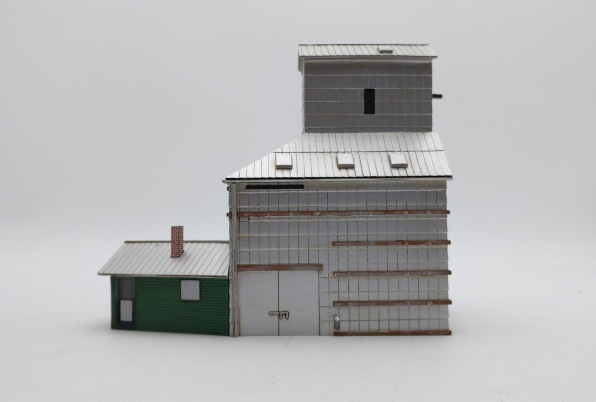 Athearn 95921 HO Small Town Grain Elevator Structures Ready To Roll