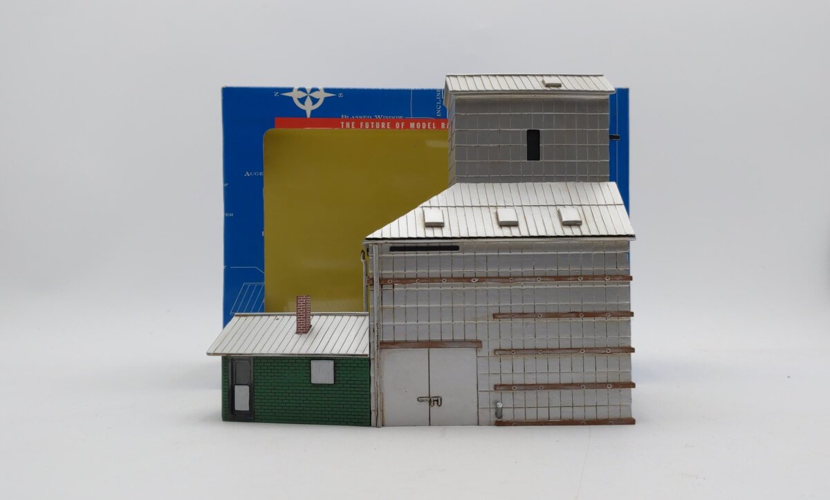 Athearn 95921 HO Small Town Grain Elevator Structures Ready To Roll