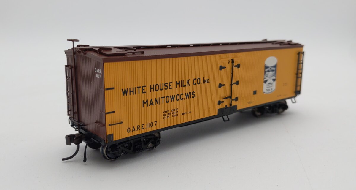 Atlas 20003309 HO Scale 40' Wood Reefer, White House Milk #1107