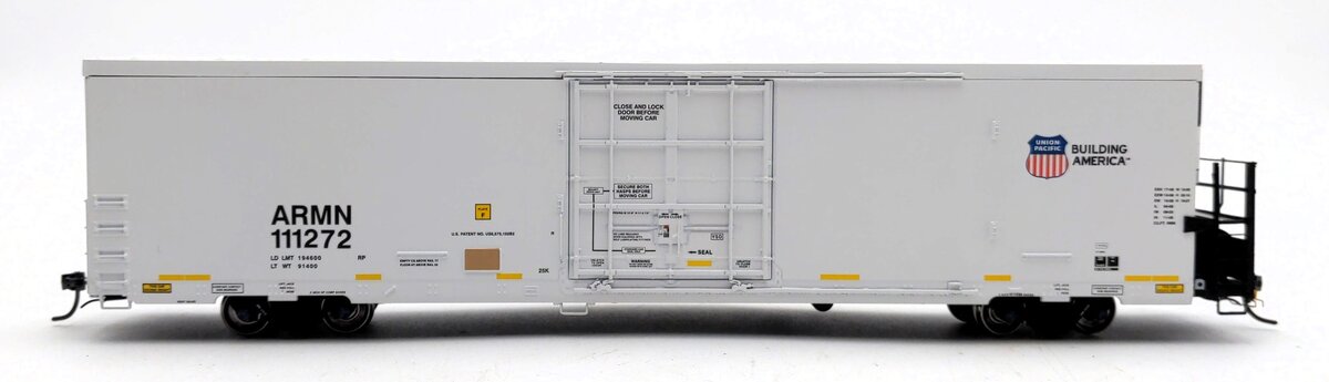 BLMA Models 52013 HO Scale Union Pacific Trinity 64' Reefer Car #111272 NIB