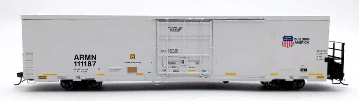 BLMA Models 52008 HO Union Pacific/ARMN Trinity 64' Reefer #111187