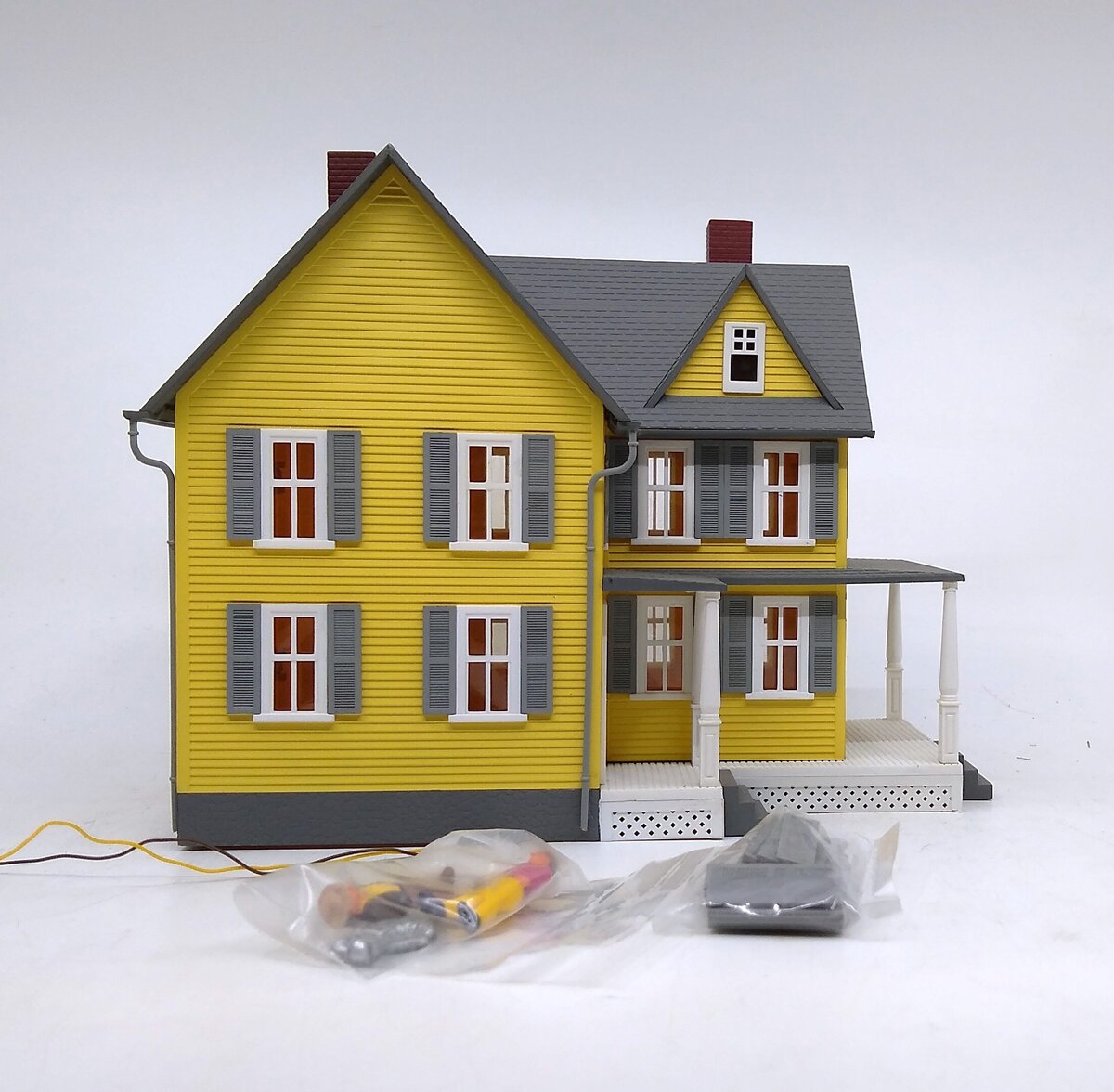 Model Power 6354 O/O27 Built-Up Country Farm House Lighted