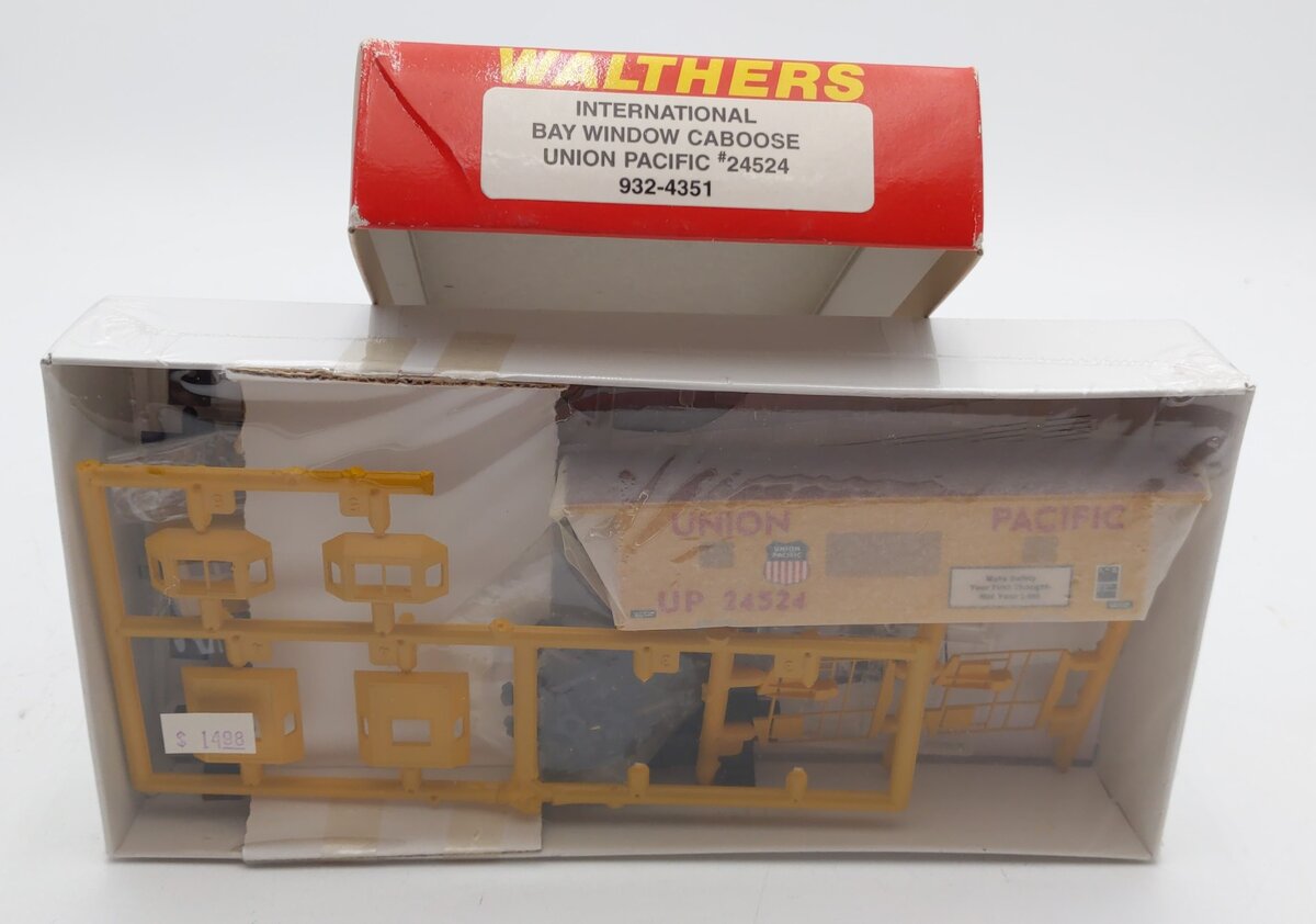 Walthers 932-4351 HO Union Pacific International Bay Window Caboose