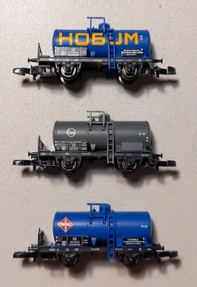 Marklin 82326 Z 2-Axle Tank Car with Brakeman Platform (Set of 3)