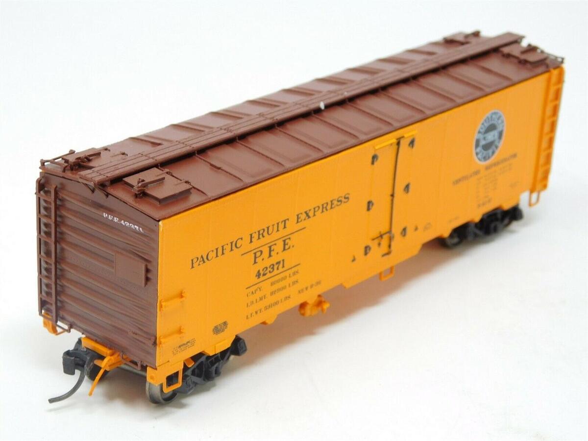 InterMountain 46701P-27 HO PFE - Overland Herald R-40-10 Refrigerator Car