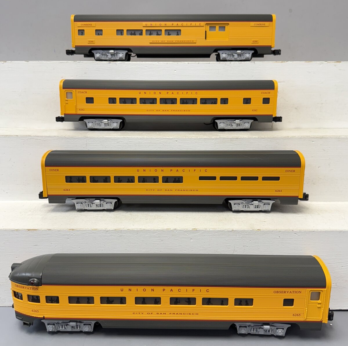 Williams 43069 Union Pacific 60 Ft. Streamline Passenger Cars (Set of 4)