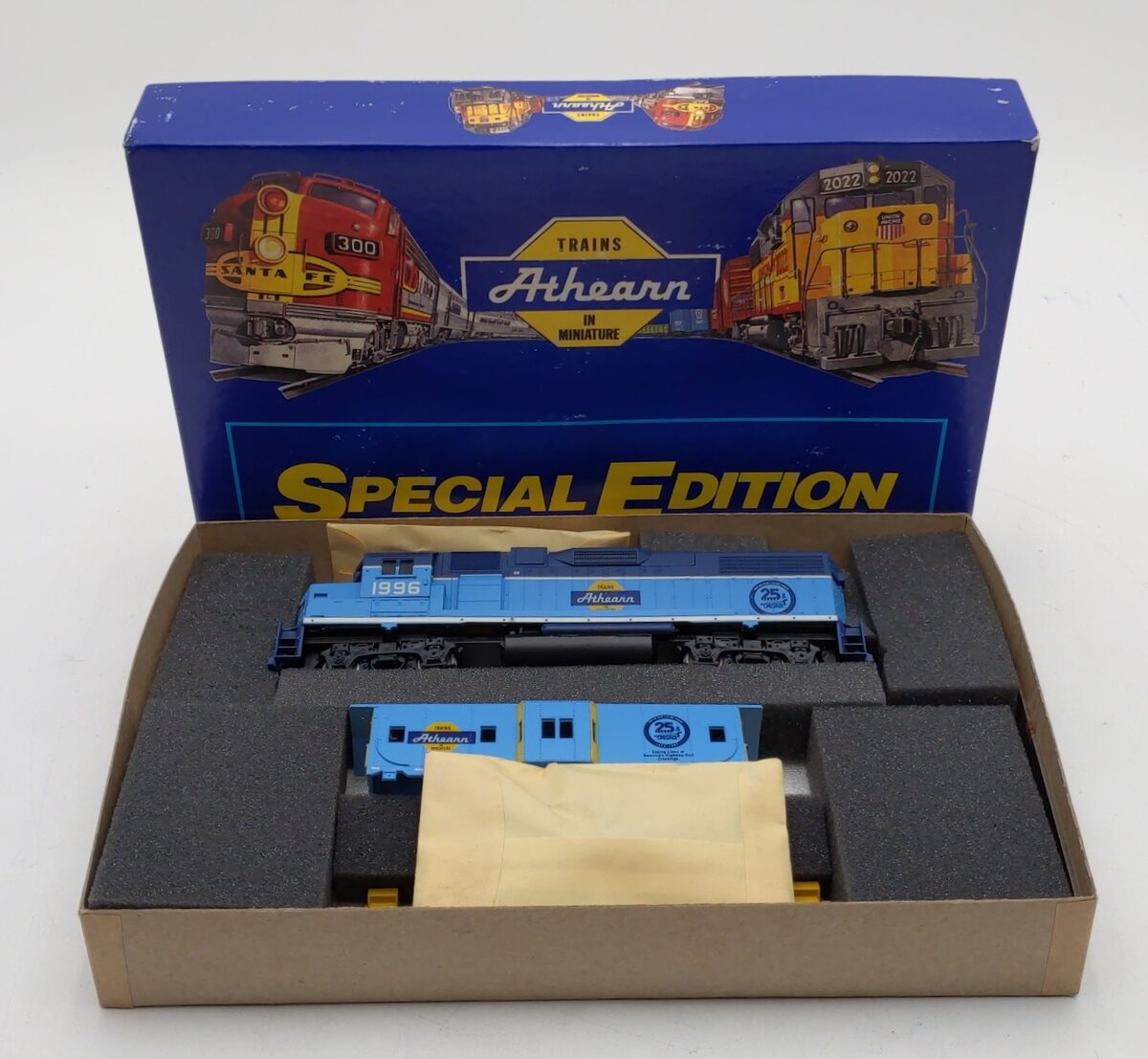 Athearn 2212 HO GP38-2 Diesel Locomotive & Caboose Special Edition Kit