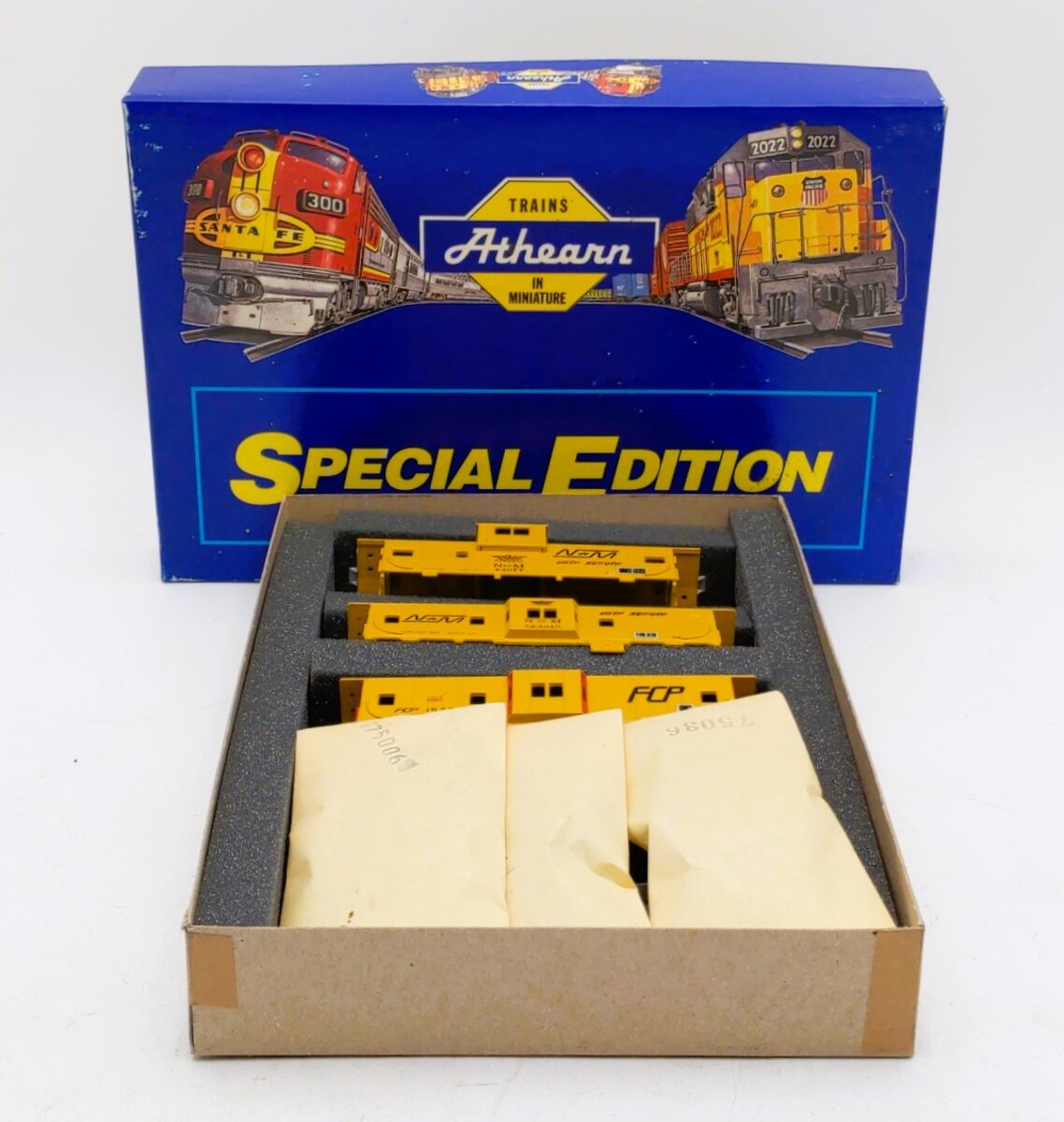 Athearn 2308 HO NdeM & Pacific Railroads Cabooses of Mexico Kit (Set of 3)