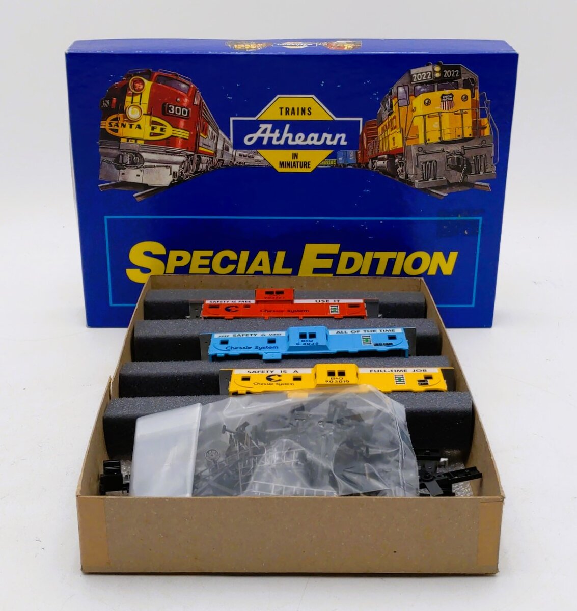 Athearn 2324 HO Chessie System Safety Caboose Kit (Set of 3)
