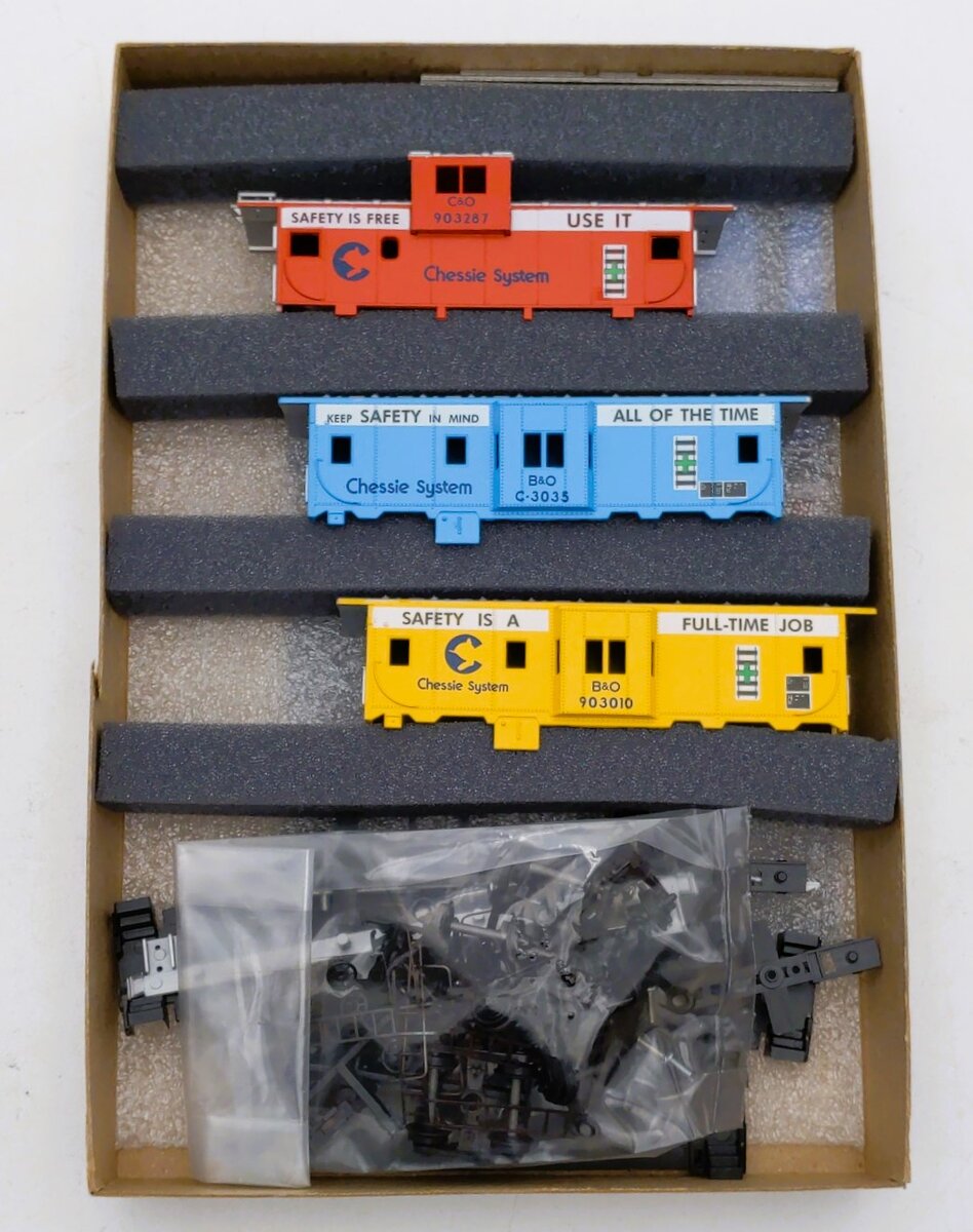 Athearn 2324 HO Chessie System Safety Caboose Kit (Set of 3)