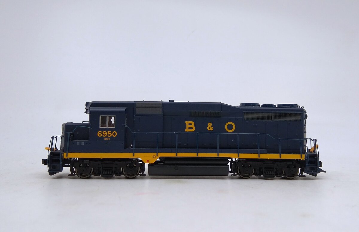 Proto 2000 21513 HO Baltimore & Ohio GP30 Locomotive #6950