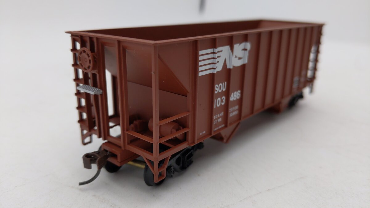 Walthers 932-50103 Norfolk Southern Greenville 100T 2-Bay Hopper #103486