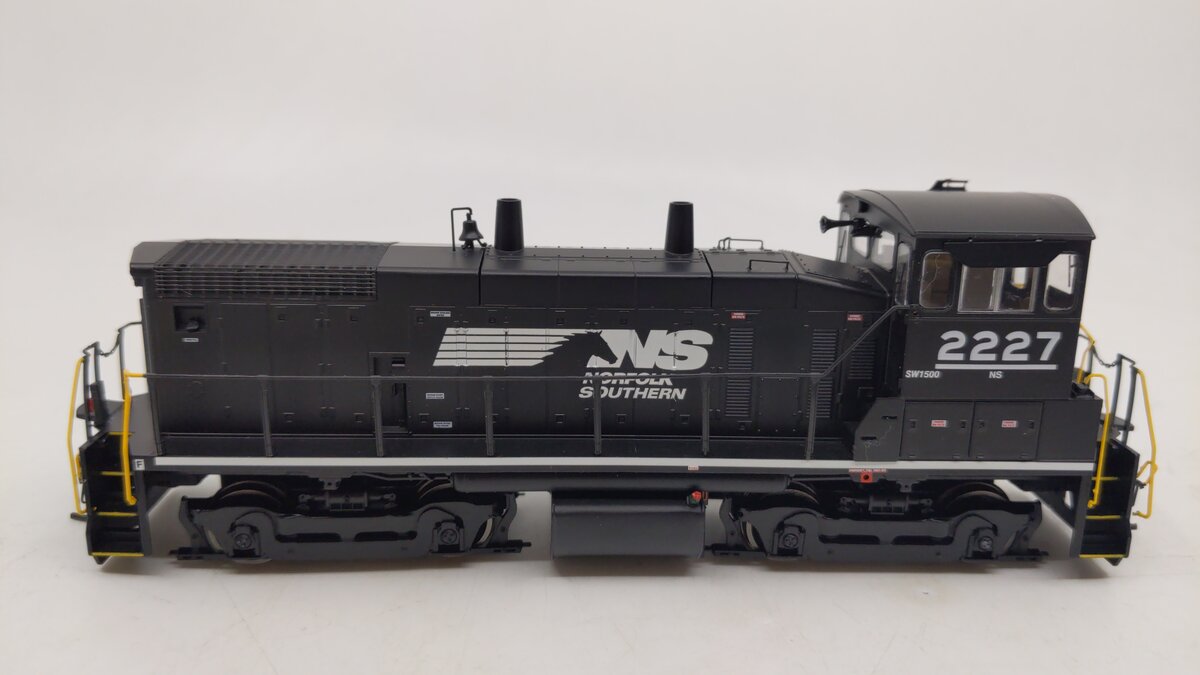 Athearn 98122 HO Norfolk Southern (Horsehead) SW1500 Locomotive #2227