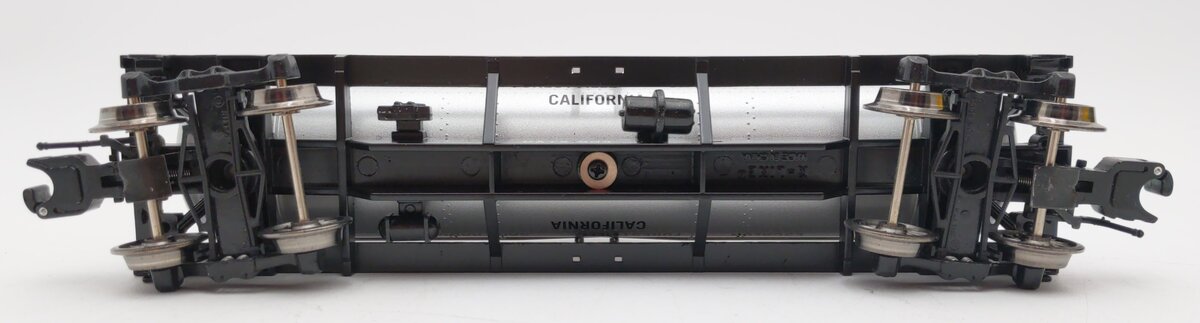Lionel K-Line 6-22297 Petri Wine Company 3-Dome Tank Car with Die Cast Chassis