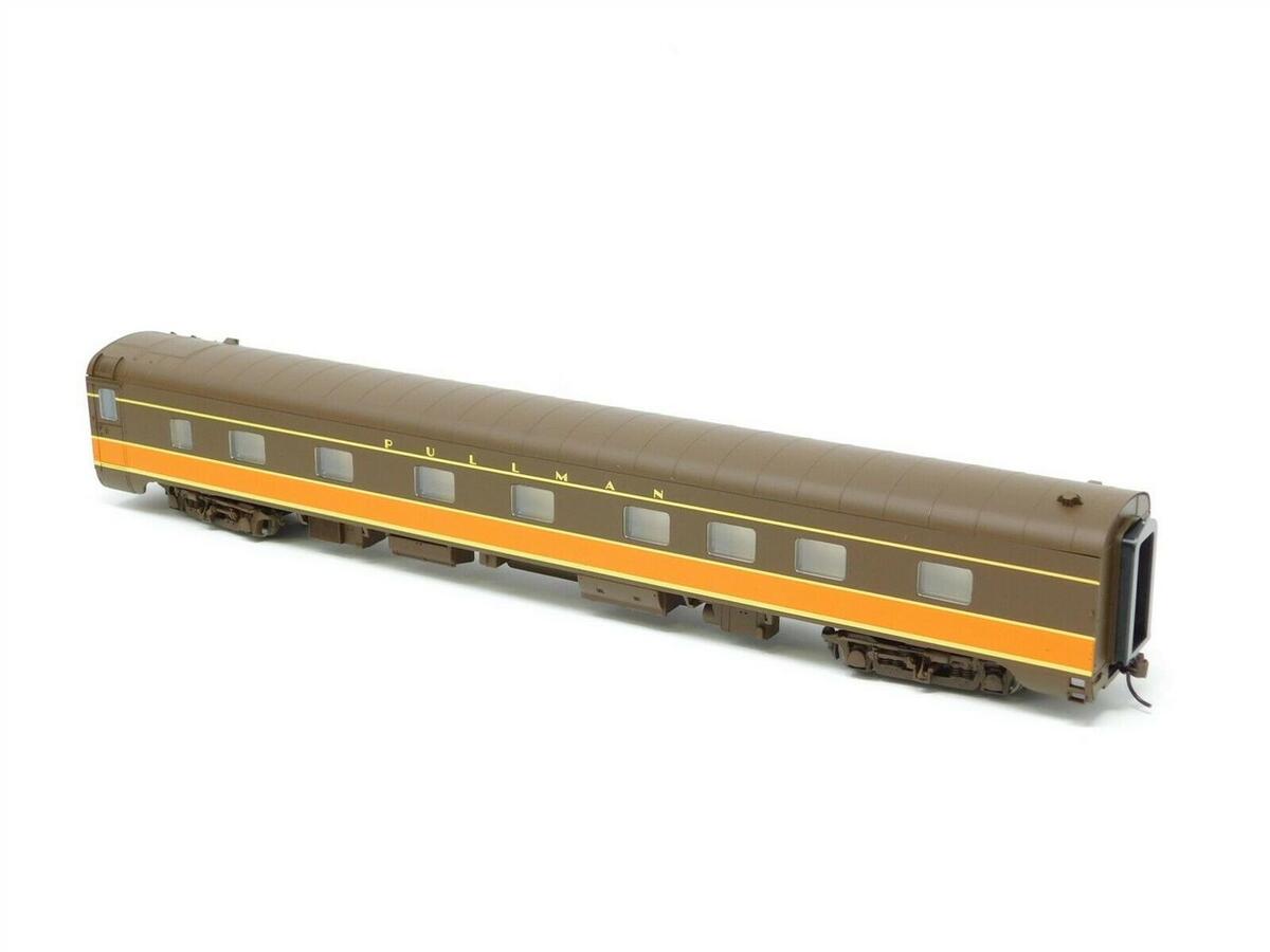 Walthers 932-16702 HO IC 4-4-2 Standard Sleeper Passenger Car