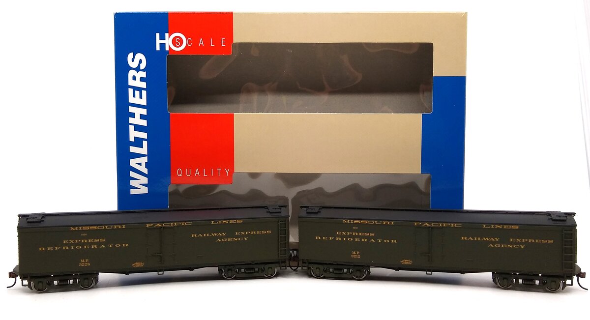 Walthers 932-25475 HO Missouri Pacific 50' GACX Wood Express Reefer (Set of 2)