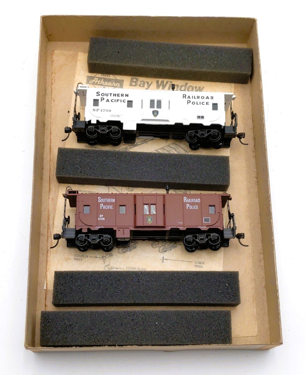 Athearn 2301 HO Scale Southern Pacific & Railroad Police Cabooses Kit (Box of 2)