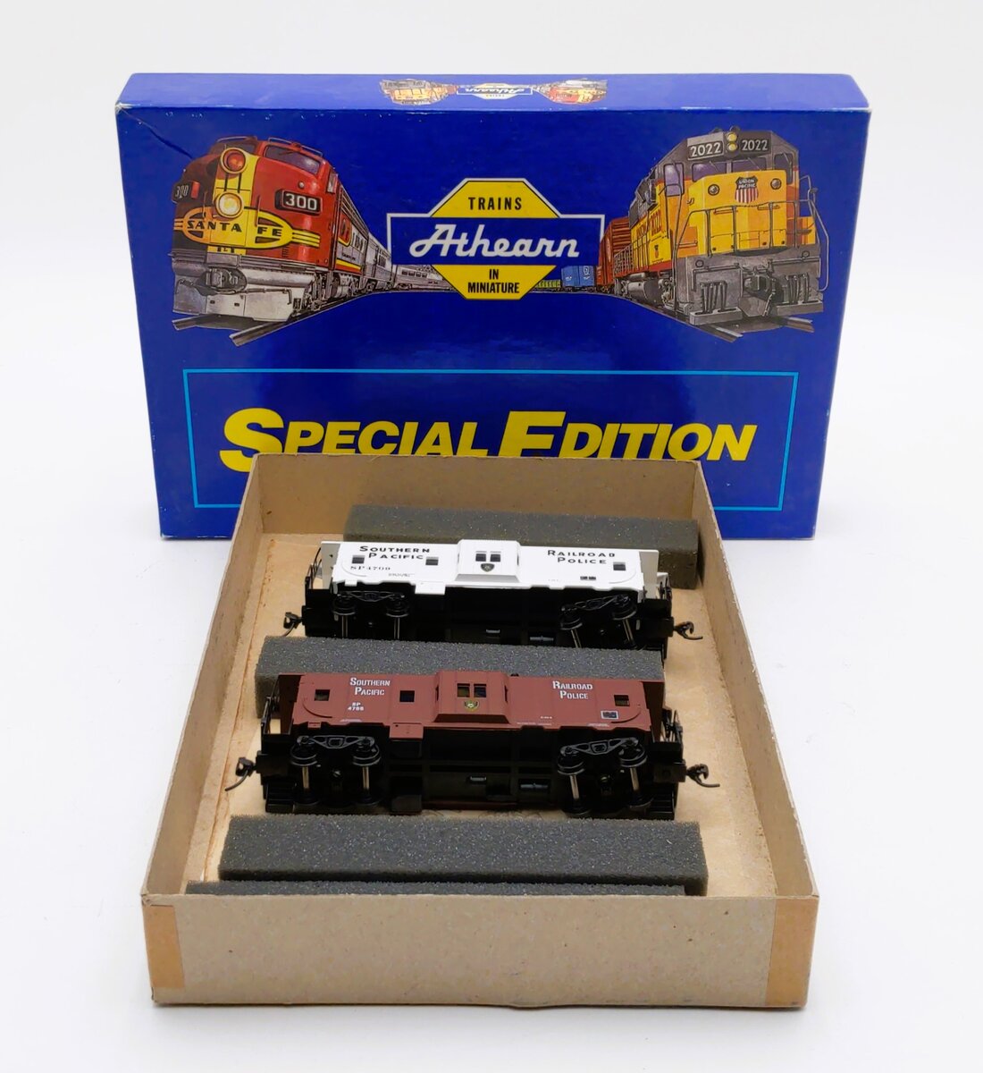 Athearn 2301 HO Scale Southern Pacific & Railroad Police Cabooses Kit (Box of 2)