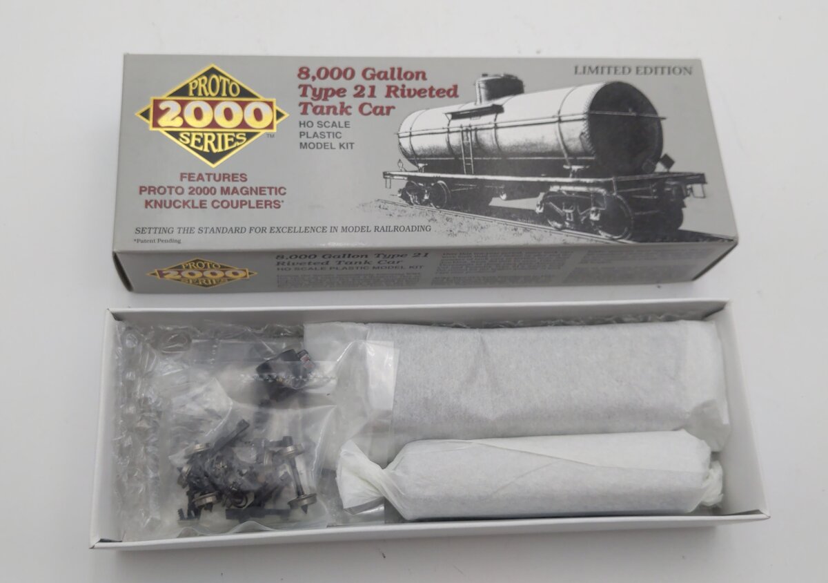 Proto 2000 77787 HO UTLX 8,000 Gallon Type 21 Riveted Tank Car Kit