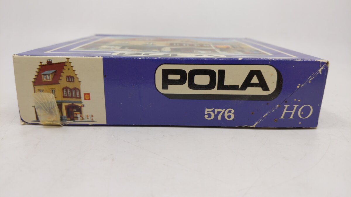 Pola 576 HO Scale Town Building With Shell Station Building Kit