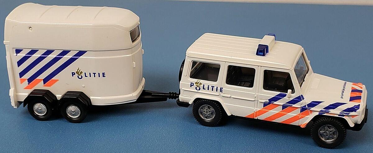 Wiking 06602 1:87 Scale Netherlands Police SUV w/ Horse Trailer