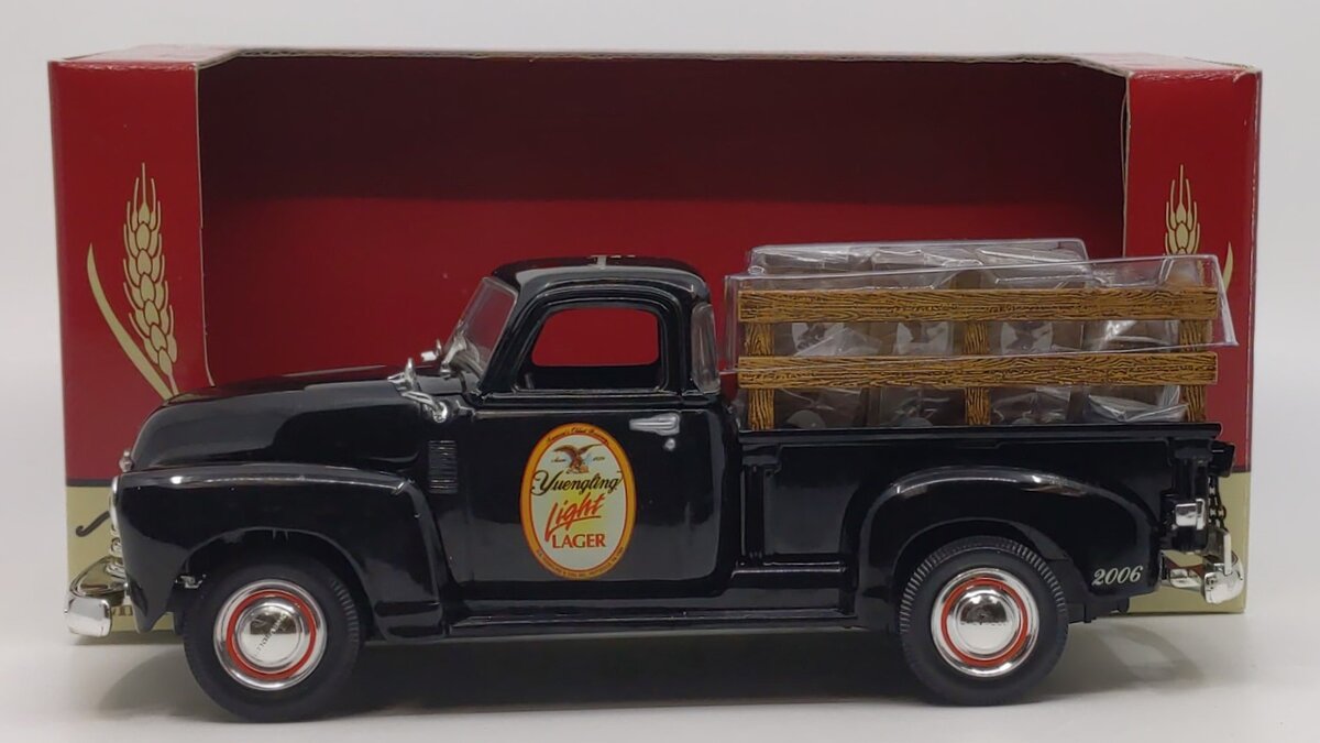 Ertl 21686P Yuengling Light Lager Truck W/Load EX/Box
