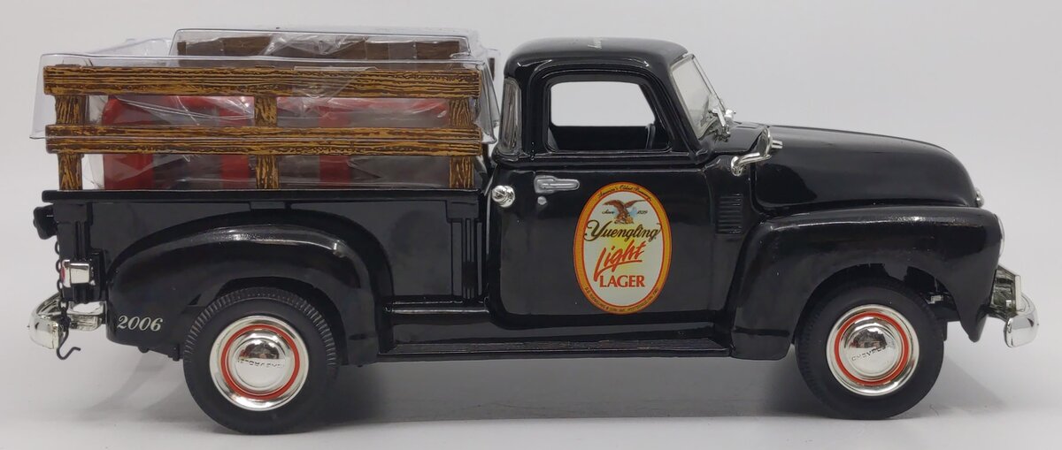 Ertl 21686P Yuengling Light Lager Truck W/Load EX/Box