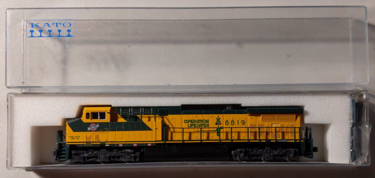 Kato 176-7031 N Chicago & North Western AC4400CW Diesel Locomotive #8819