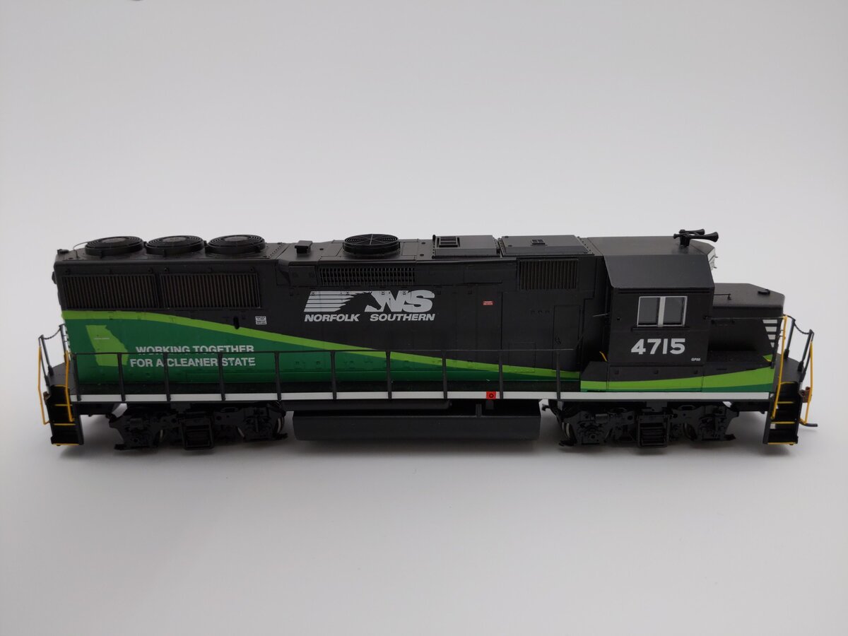 Athearn 29327 HO Norfolk Southern GP38-2 Diesel Locomotive #4715