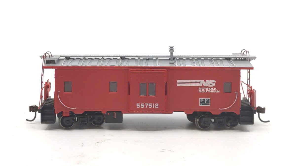 Athearn 74789 HO Norfolk Southern Bay Window Caboose #557512