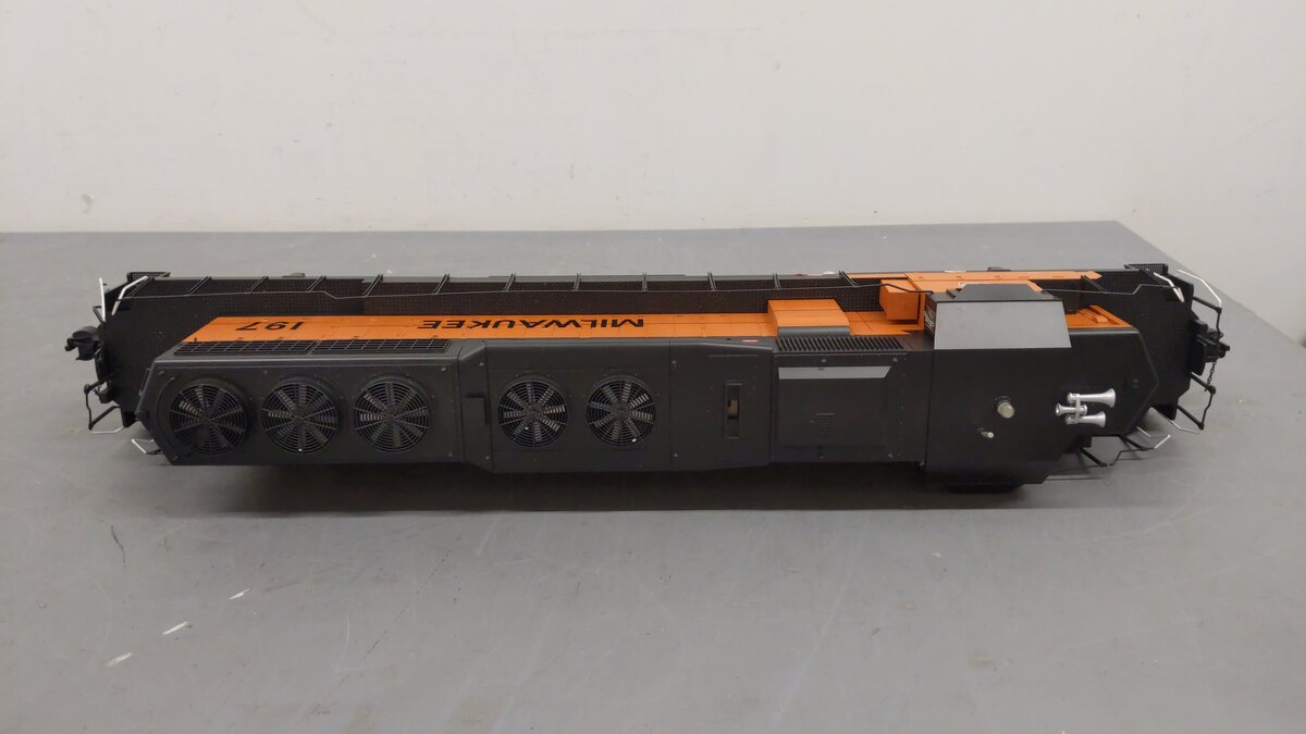 USA Trains 22312 G Milwaukee Road SD40-2 Powered Diesel Locomotive #197 EX/Box