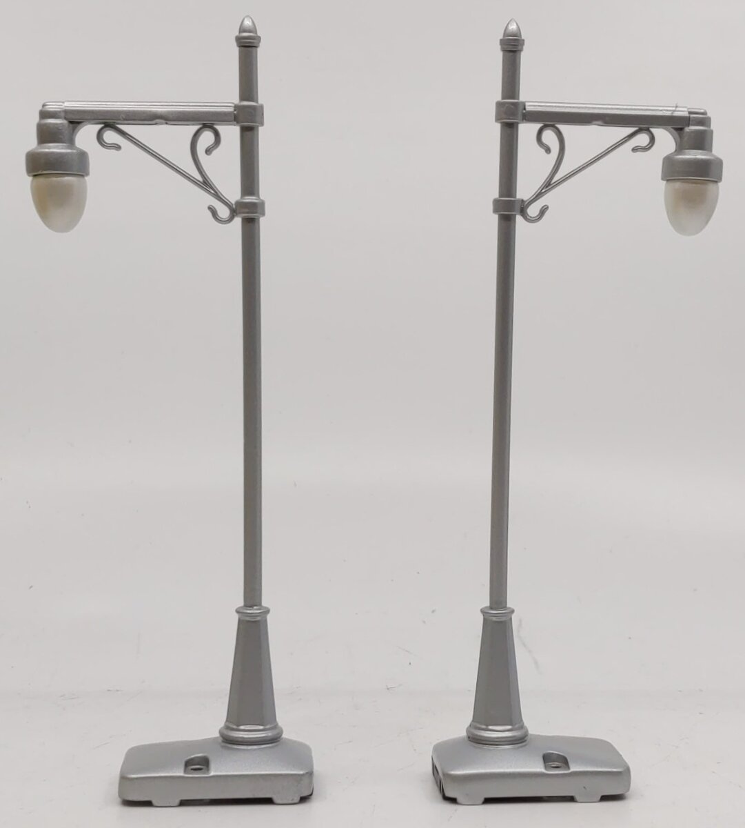 MTH 30-1095 O #64 Silver Diecast Highway Lamp Post Set (Pack of 2)
