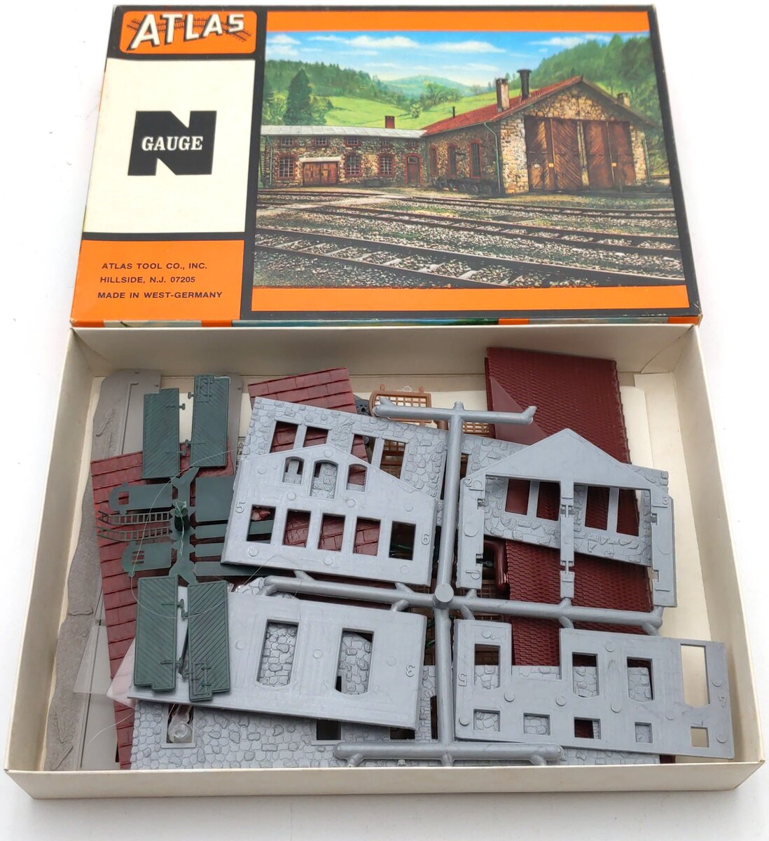 Atlas 2881 N Scale L Shaped Engine House Model Kit