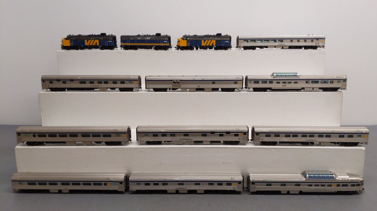 Rapido Trains 210006 VIA Rail The Canadian Complete HO Gauge Diesel Train Set EX/Box