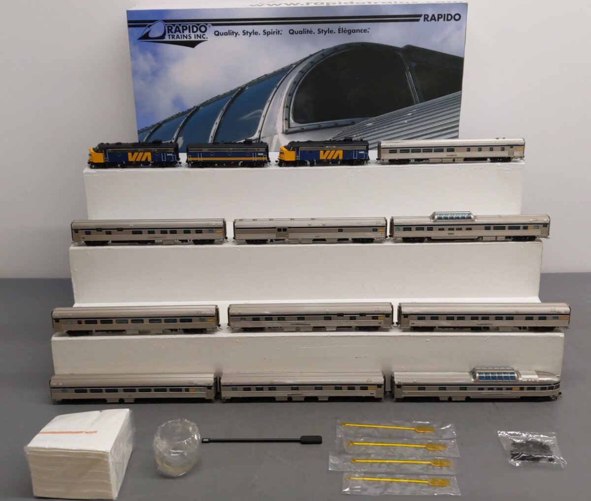 Rapido Trains 210006 VIA Rail The Canadian Complete HO Gauge Diesel Train Set EX/Box