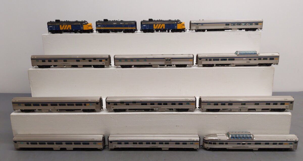 Rapido Trains 210006 VIA Rail The Canadian Complete HO Gauge Diesel Train Set EX/Box