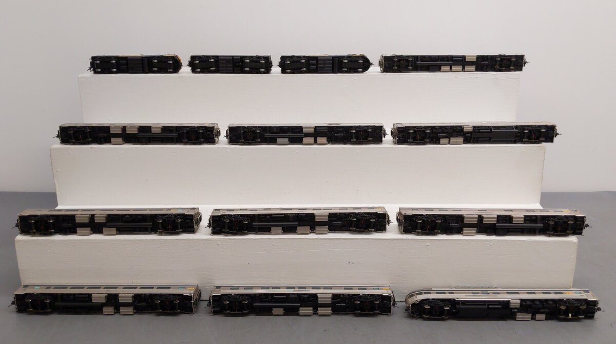Rapido Trains 210006 VIA Rail The Canadian Complete HO Gauge Diesel Train Set EX/Box
