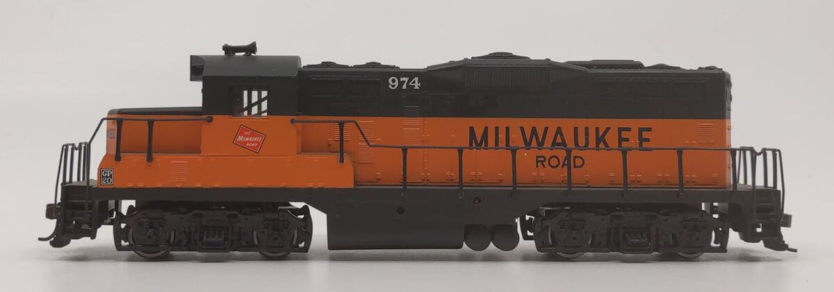 Walthers 910-10409 HO MILW EMD GP9 Phase II Standard DC Diesel Locomotive #974