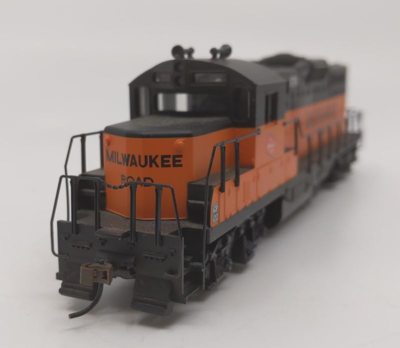 Walthers 910-10409 HO MILW EMD GP9 Phase II Standard DC Diesel Locomotive #974
