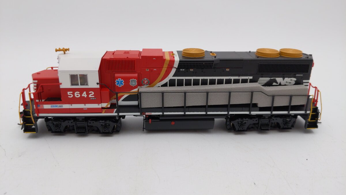 MTH 85-2054-1 HO Norfolk Southern GP38-2 Diesel Locomotive #5642 w/DCC/PS3
