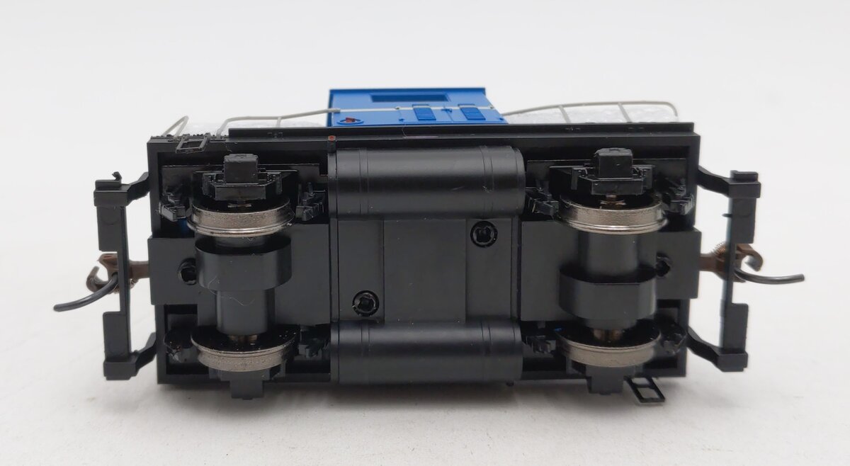 Athearn 89556 HO Blue/Stripe EMD Model 40 Diesel Locomotive