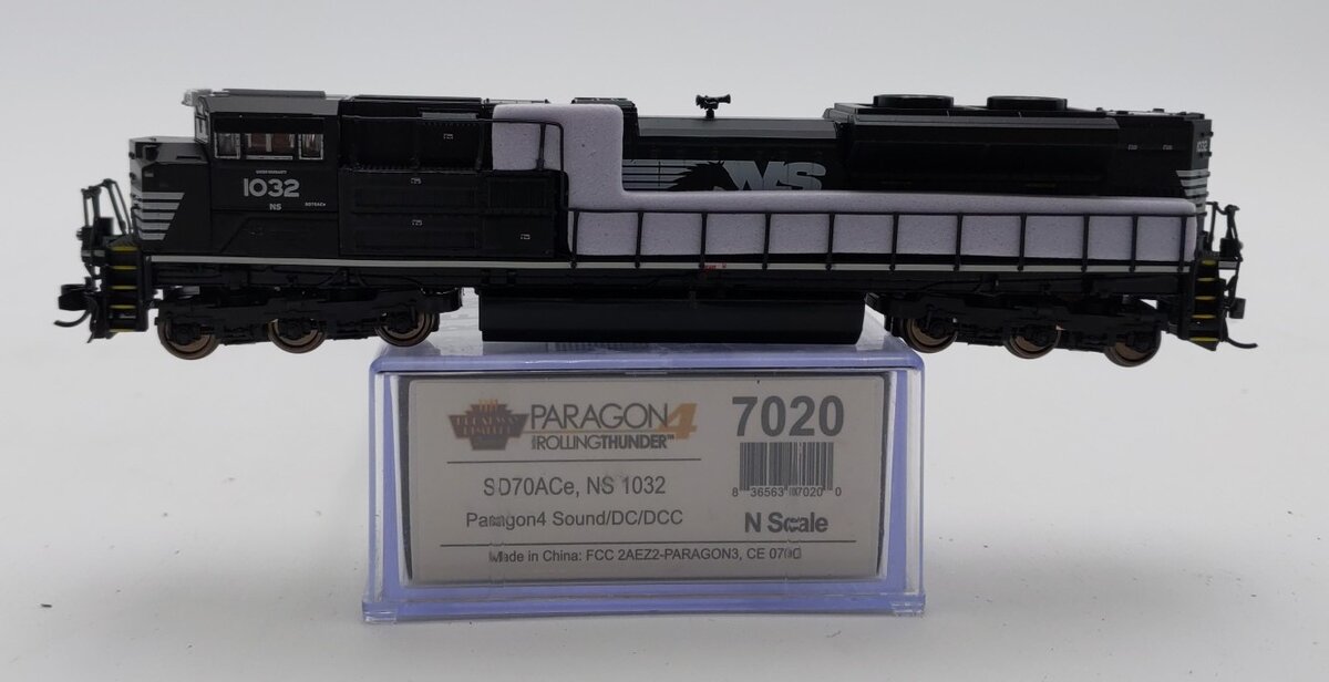 Broadway Limited 7020 N NS Black & White SD70ACe Diesel Locomotive #1032