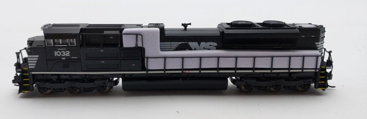 Broadway Limited 7020 N NS Black & White SD70ACe Diesel Locomotive #1032