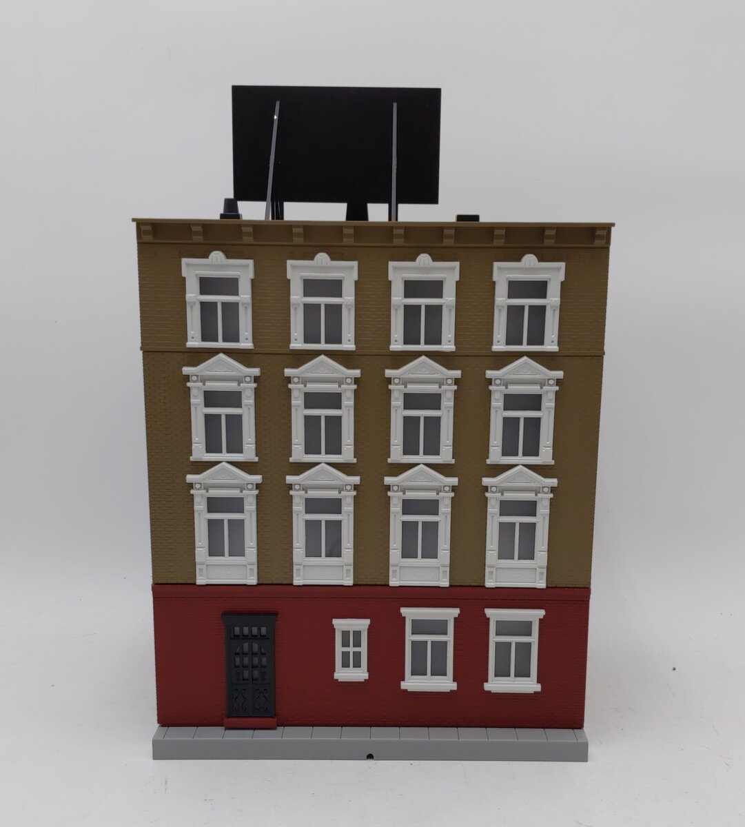 MTH 30-90347 O 4-Story Building Doolittle & Daily Retirement