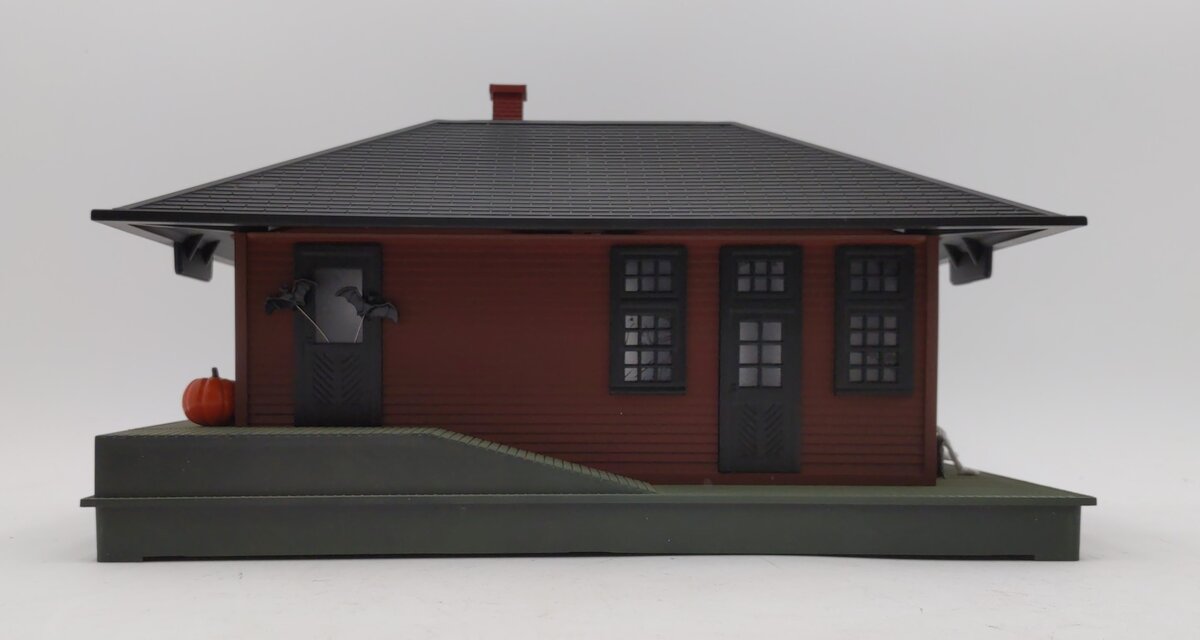 Lionel 6-37998 Halloween Haunted Passenger Station LN/Box