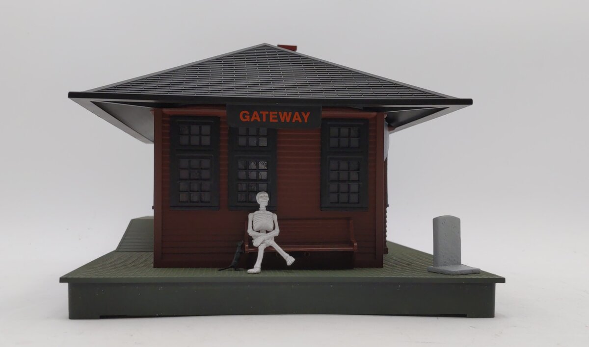 Lionel 6-37998 Halloween Haunted Passenger Station LN/Box