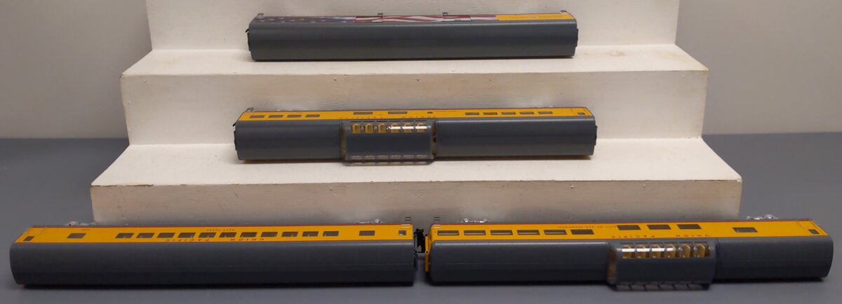 Lionel 2327270 O Union Pacific Excursion 21" Passenger Car (Set of 4)