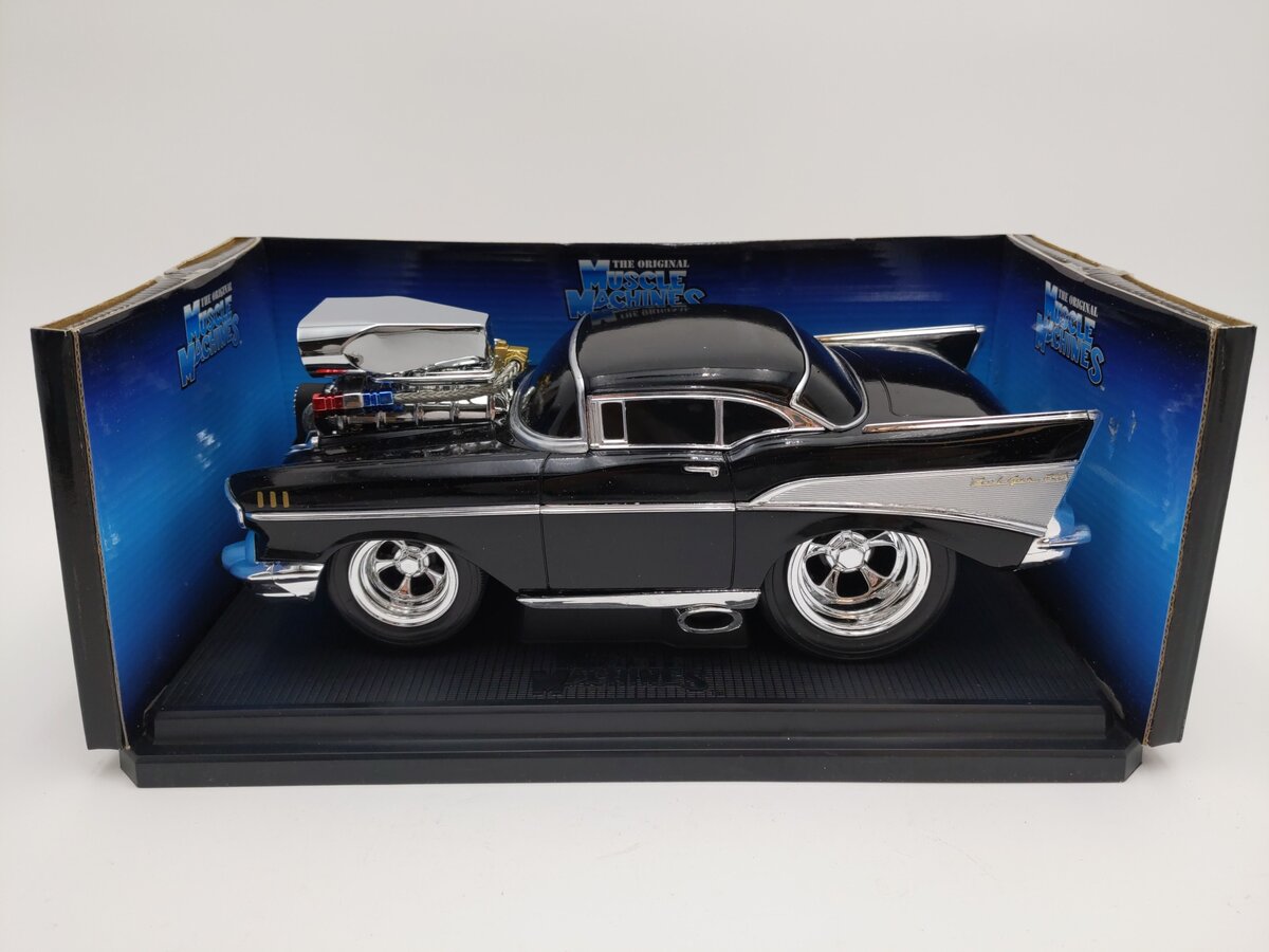 Muscle Machines 71165 1:18 Die-Cast '57 Chevy EX/Box