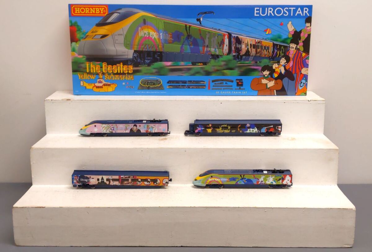 Hornby R1253M OO The Beatles Yellow Submarine Eurostar Train Set