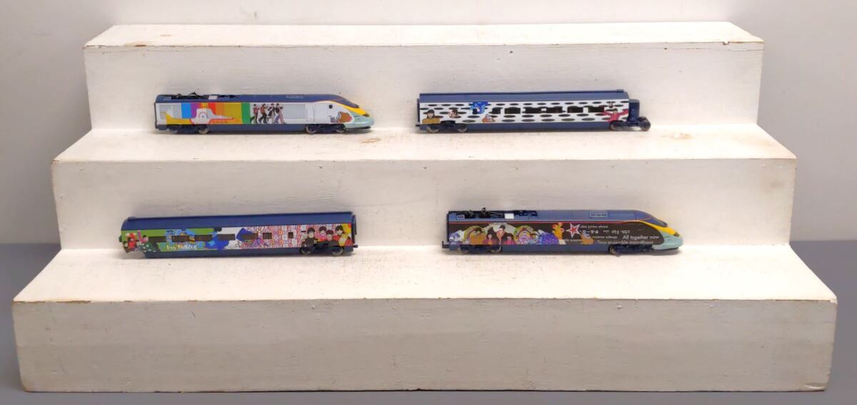 Hornby R1253M OO The Beatles Yellow Submarine Eurostar Train Set